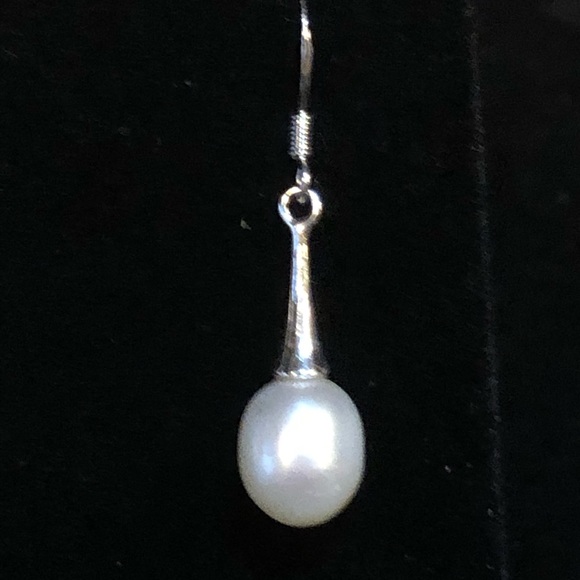 ❇️SALE 2/$20❇️ Dainty Genuine White Pearl Earrings - Picture 2 of 4